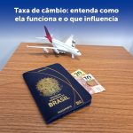 na imagem, há um passaporte em cima da mesa, algumas cédulas de dinheiro e um avião de brinquedo de fundo