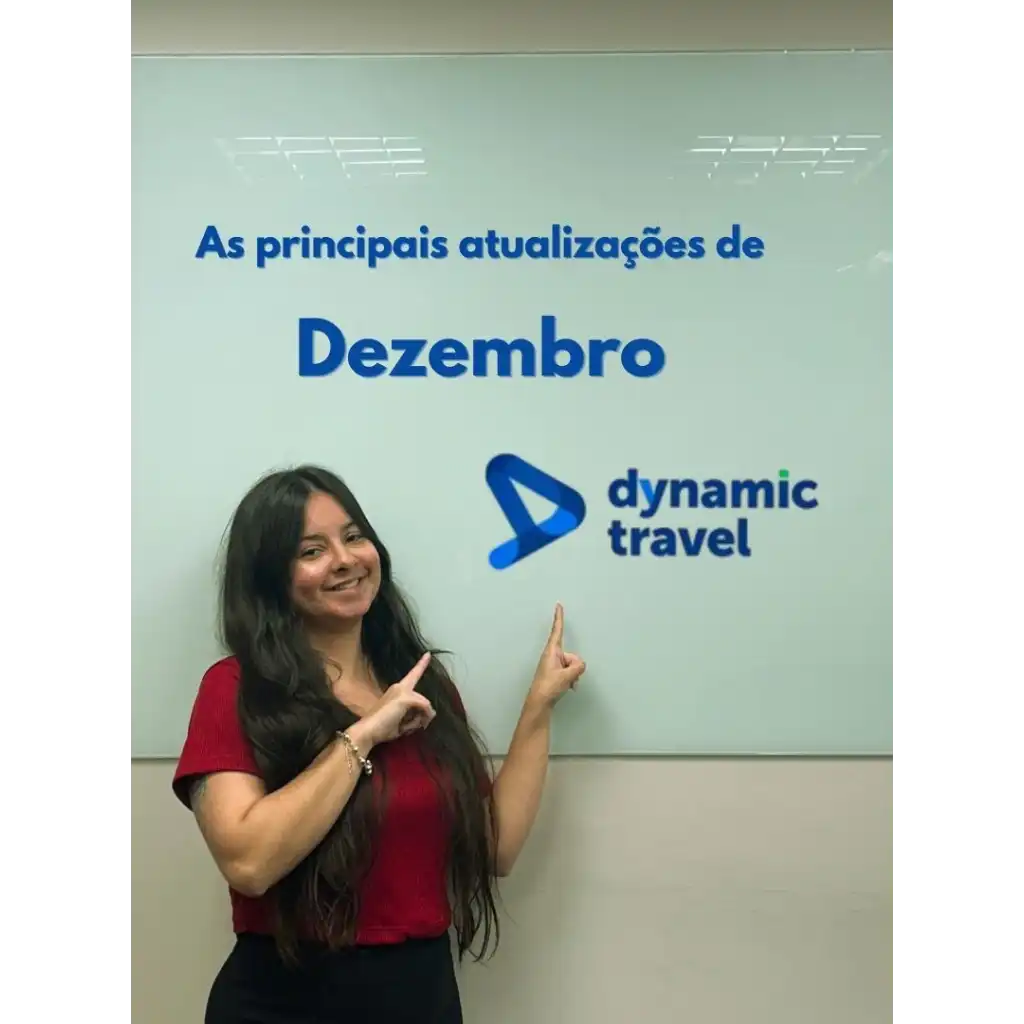 Moça apontando para quadro branco que está escrito "as principais atualizações de dezembro" abaixo com logo da Dynamic Travel