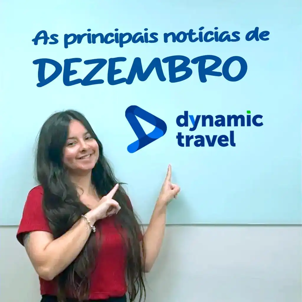 Moça apontando para quadro branco que está escrito "as principais atualizações de dezembro" abaixo com logo da Dynamic Travel.