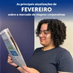 Mulher sorrindo lendo um jornal, e acima está escrito "as principais atualizações de Fevereiro sobre o mercado de viagens corporativas".