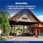 A imagem contêm um portal para entrada da cidade de Joinville com o letreiro da cidade.