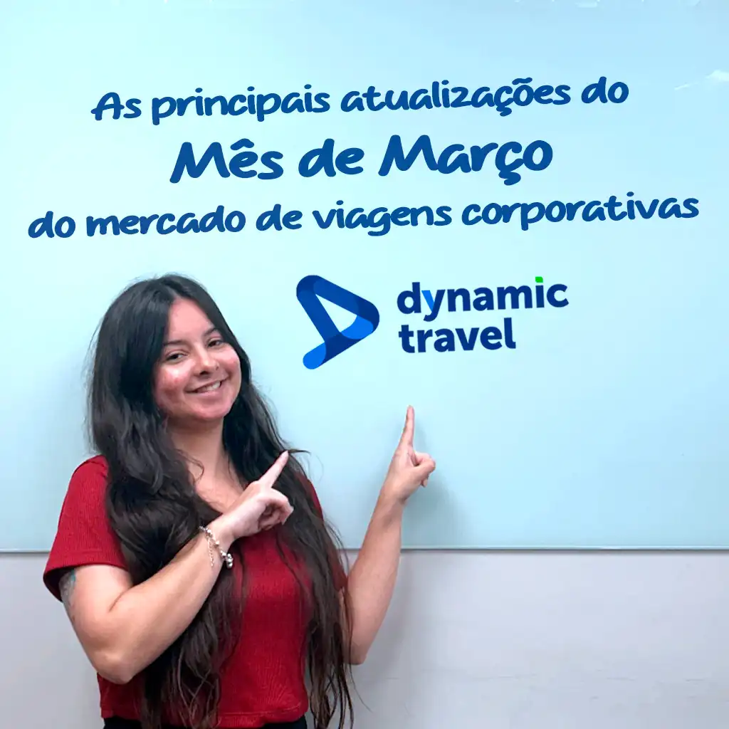 atualizações - março moça apontando para o quadro que está escrito "as principais atualizações do mês de março do mercado de viagens corporativas"