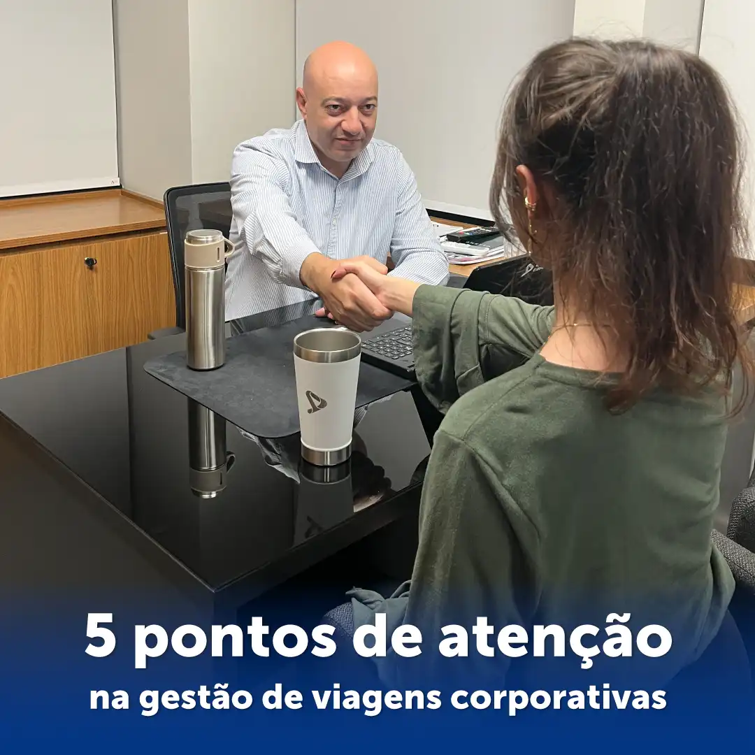 Duas pessoas em uma sala após uma reunião fazem um aperto de mão