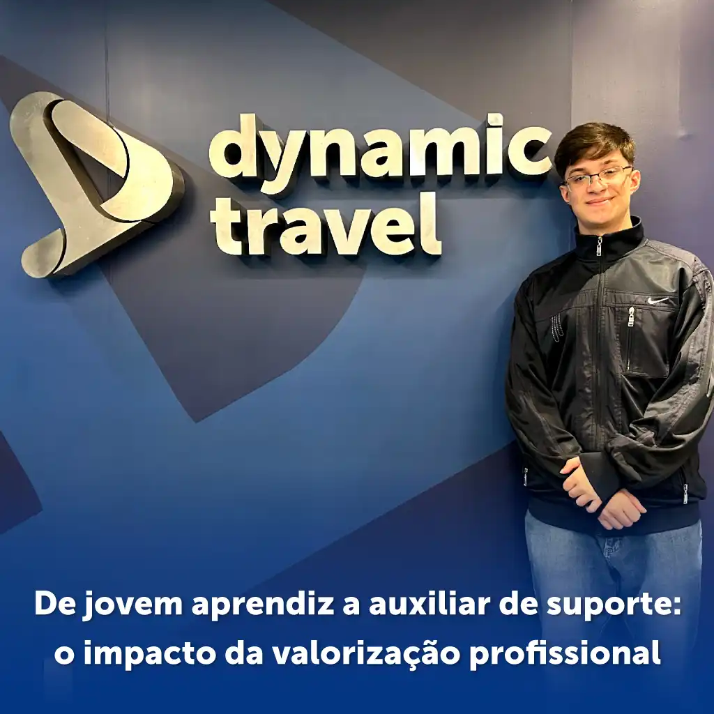 Gustavo Martins e atrás o logo da Dynamic Travel
