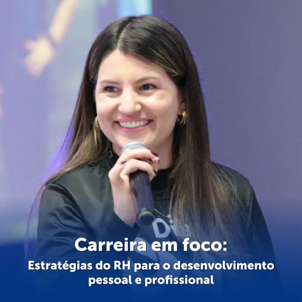 Cleusimar Oliveira em palestra com microfone em mãos