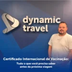 Na imagem, Heitor Almeida está em frente ao logo da Dynamic Travel