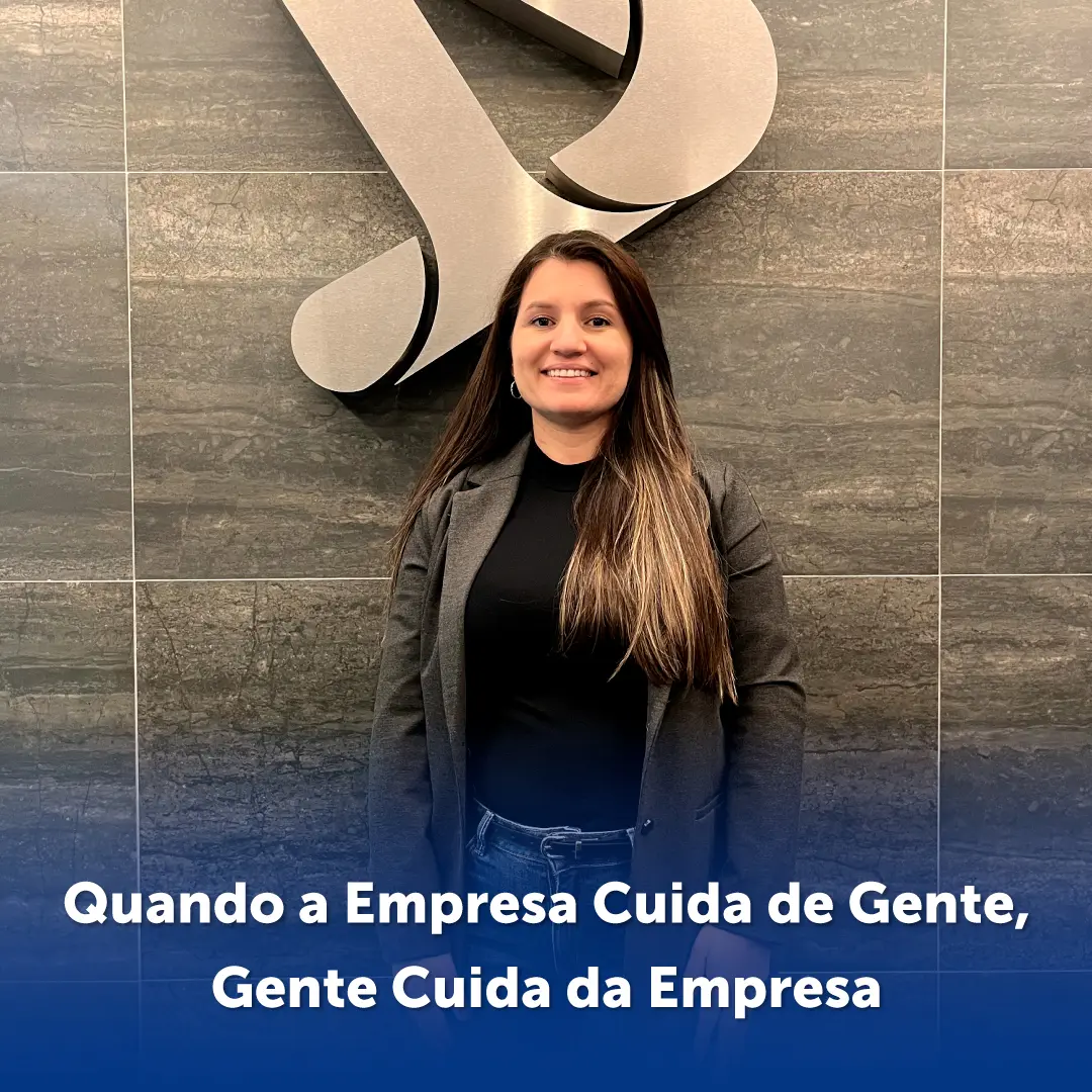 Cleusimar e no fundo o logo da Dynamic Travel.
