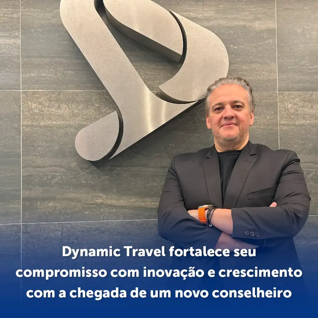 Marcos Inocêncio é o novo conselheiro da Dynamic Travel, e atrás dele temos a logo da empresa.