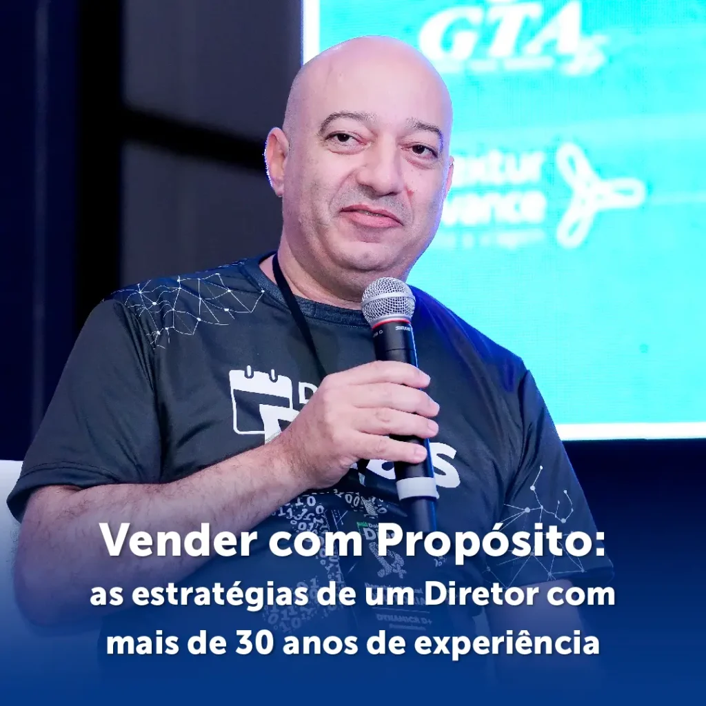 Vender com Propósito as estratégias de um Diretor com mais de 30 anos de experiência Na imagem, temos Demetrius Miguel, Diretor de Novos Negócios da Dynamic Travel, segurando um microfone.