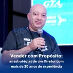 Na imagem, temos Demetrius Miguel, Diretor de Novos Negócios da Dynamic Travel, segurando um microfone.