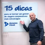 homem apontando para um quadro escrito 15 dicas para gestão de viagens corporativas mais estratégica