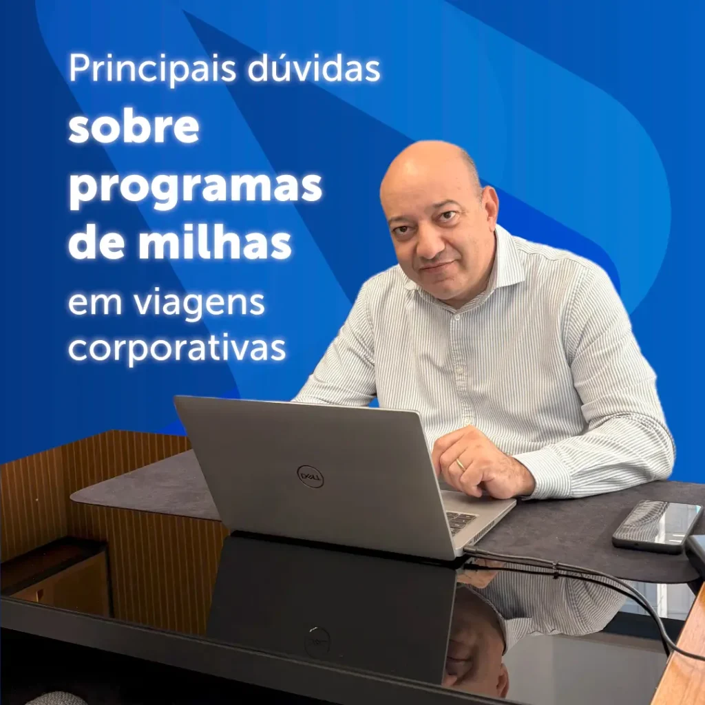 homem mexendo no notebook olhando sorrindo para camera