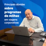 homem mexendo no notebook olhando sorrindo para camera