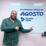 homem apontando para lousa escrita