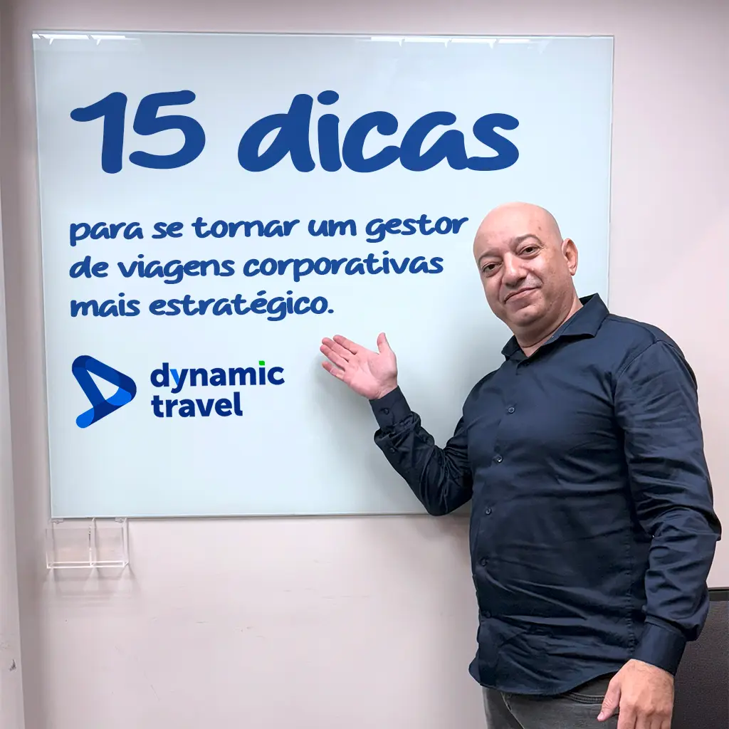 homem apontando para um quadro escrito 15 dicas para gestão de viagens corporativas mais estratégica