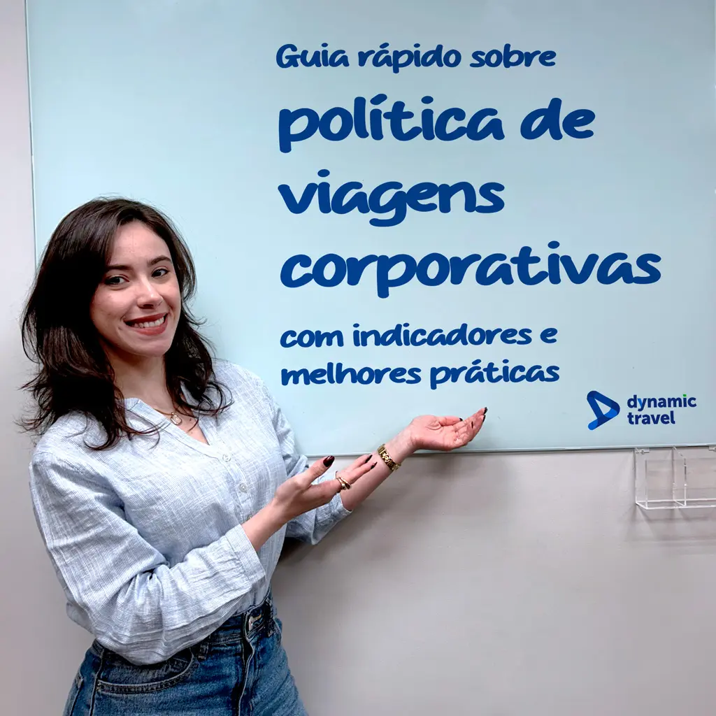 mulher apontando para lousa com título de conteúdo sobre política de viagens