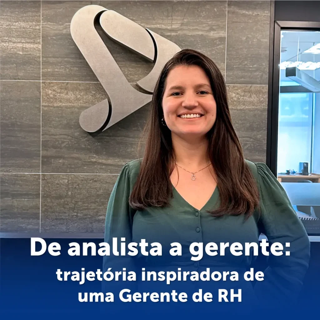 mulher de pé ao lado do logo da dynamic travel