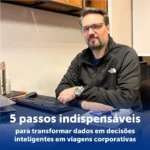 homem cruzando os braços sentado em uma mesa