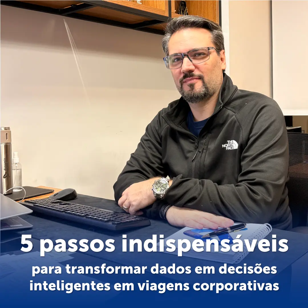 homem cruzando os braços sentado em uma mesa