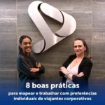 duas mulheres corporativas de braços cruzados
