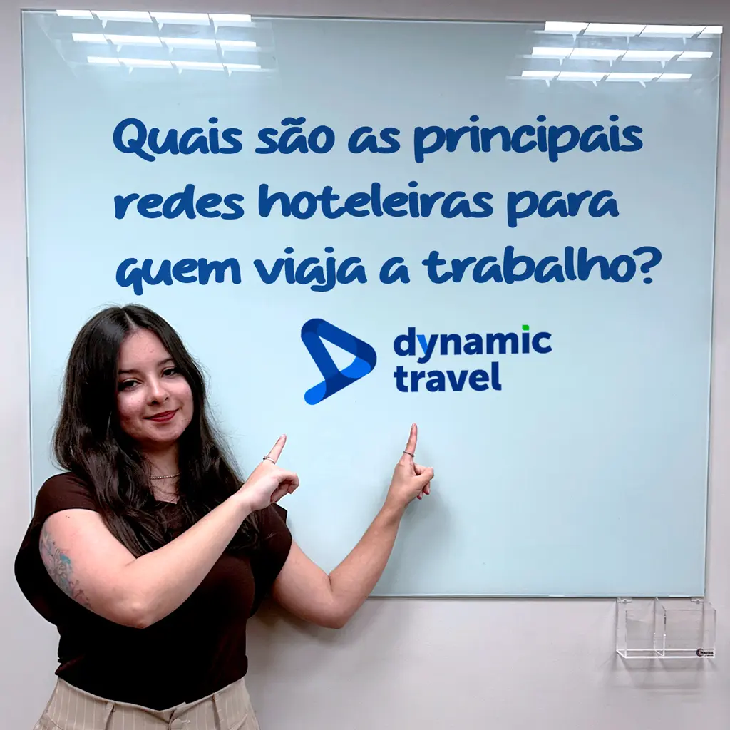 mulher corporativa apontando para lousa com informações