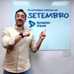 homem executivo apontando para lousa