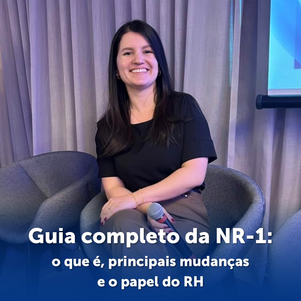 mulher corporativa sentada em uma cadeira de painelista em um evento corporativo