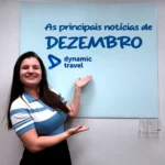 mulher apontando para quadro branco