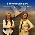 executivas em frente ao logo da dynamic travel