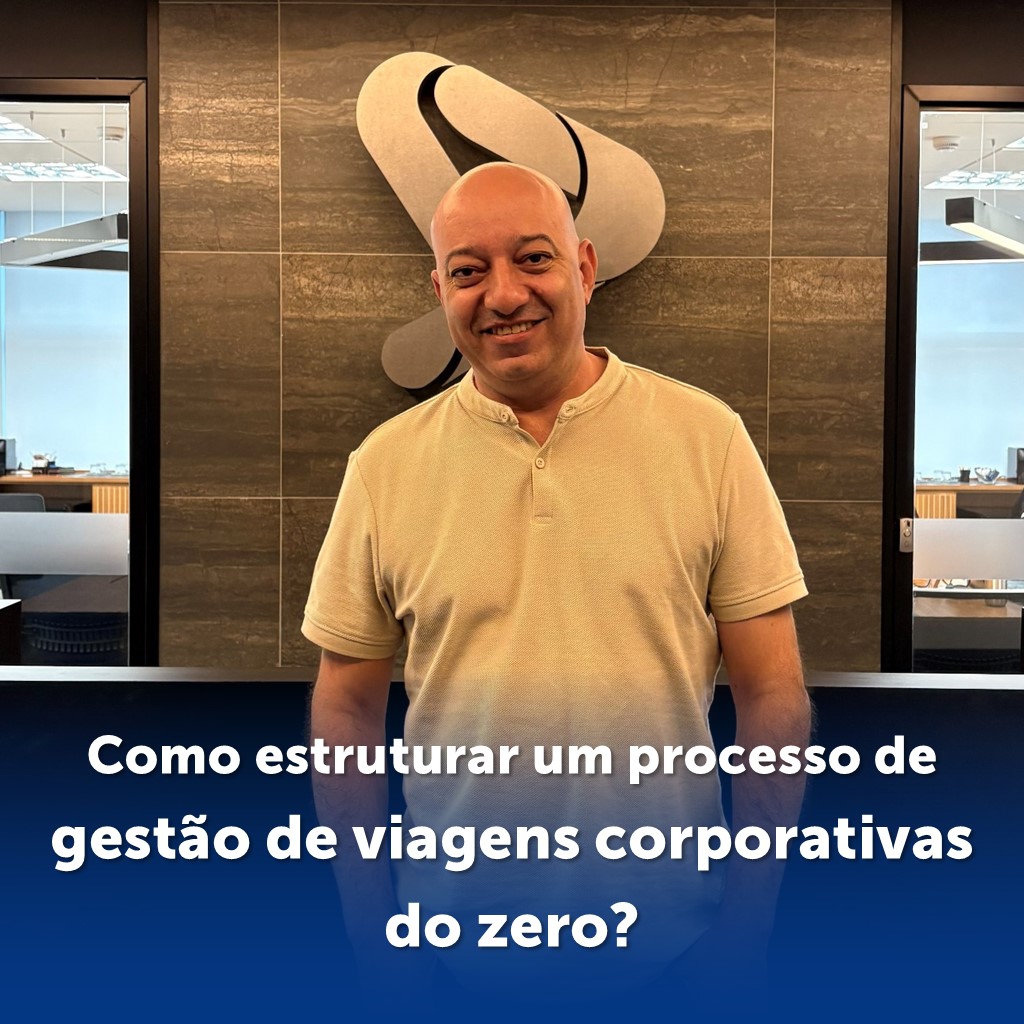 diretor em frente ao logo da empresa