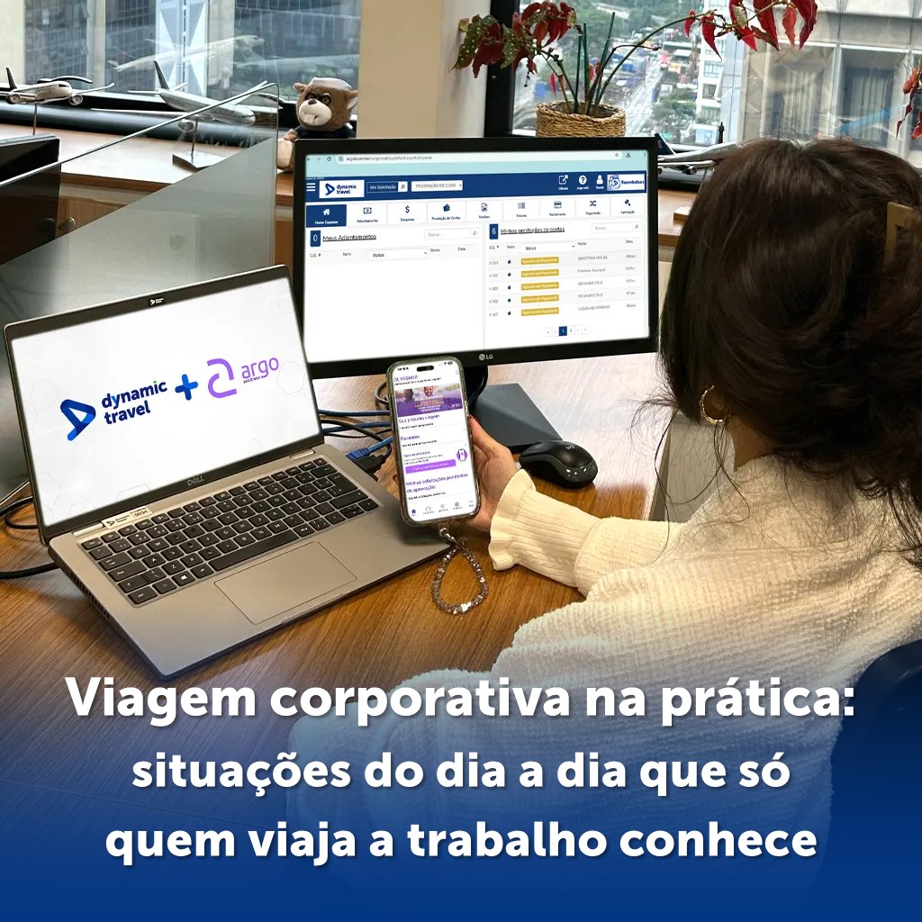 mulher olhando para sistema de gestão de despesas corporativas