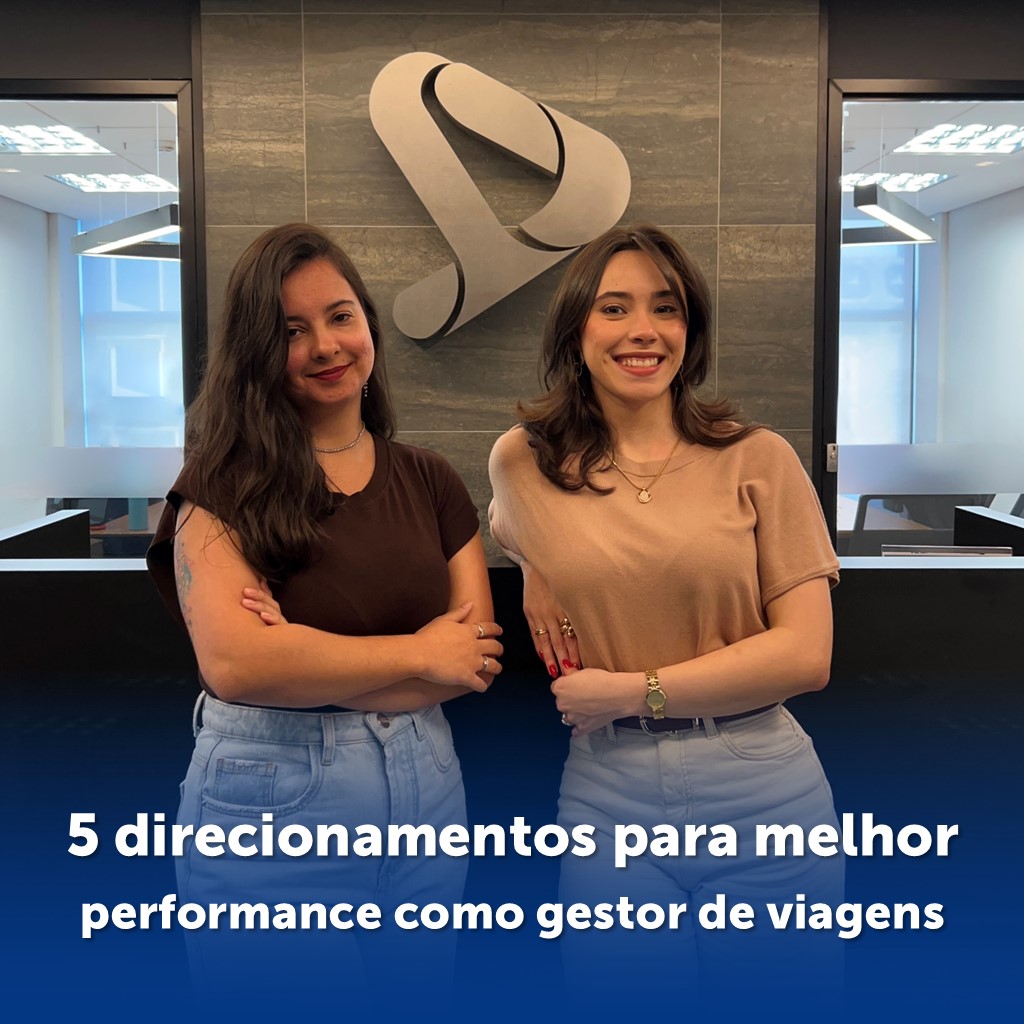duas mulheres cruzando braços em frente ao logo da empresa