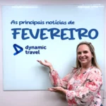 mulher apontando para lousa