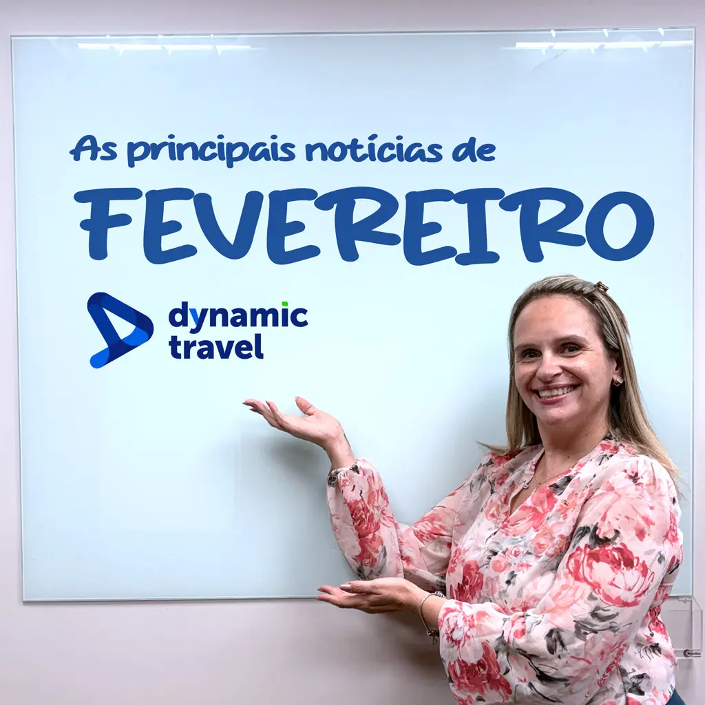 mulher apontando para lousa