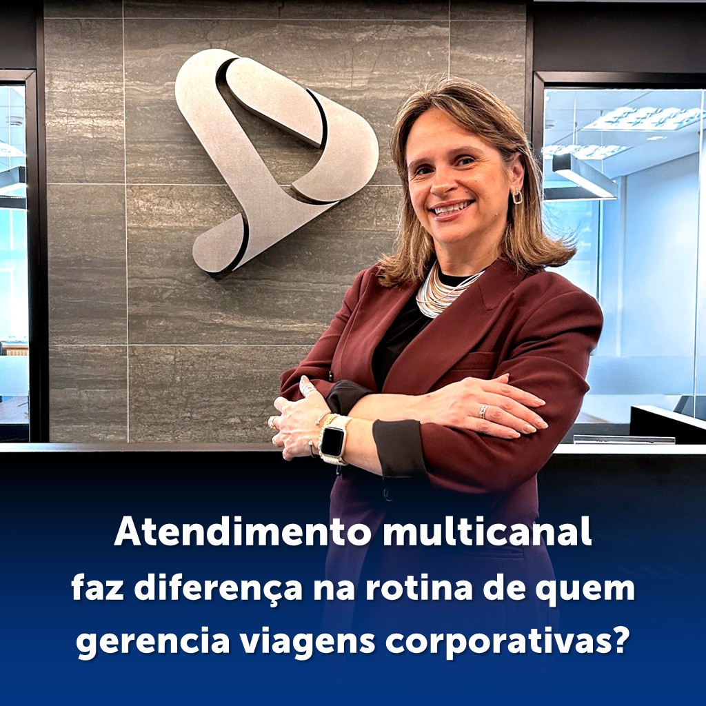 executiva de braços cruzados na frente do logo da dynamic travel