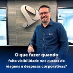 executivo ao lado do logo da dynamic