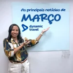 mulher apontando para lousa