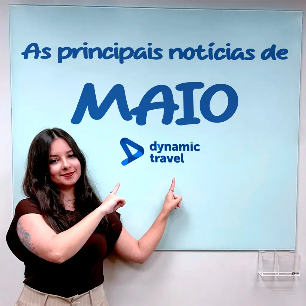 colaboradora apontando para lousa