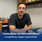 diretor em sala de reunião