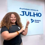 colaboradora apontando para quadro