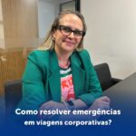 gerente de braços cruzados na mesa