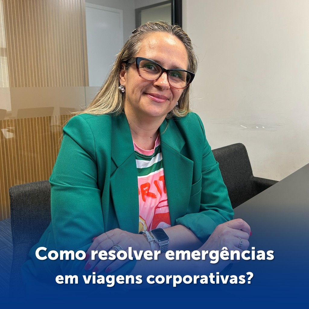 gerente de braços cruzados na mesa