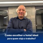 diretor de braços cruzados frente ao logo da dynamic